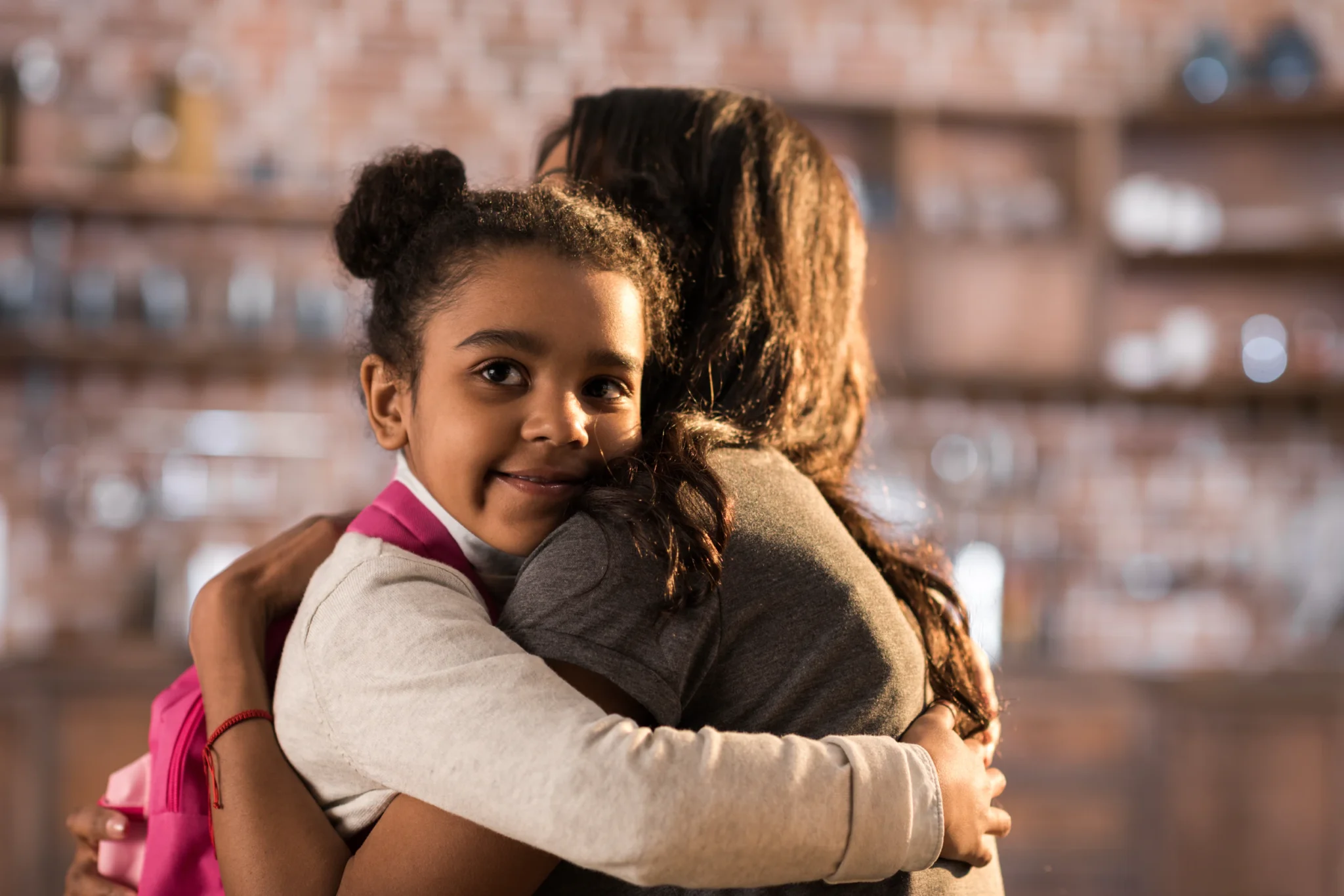 Madre e hija abrazándose
